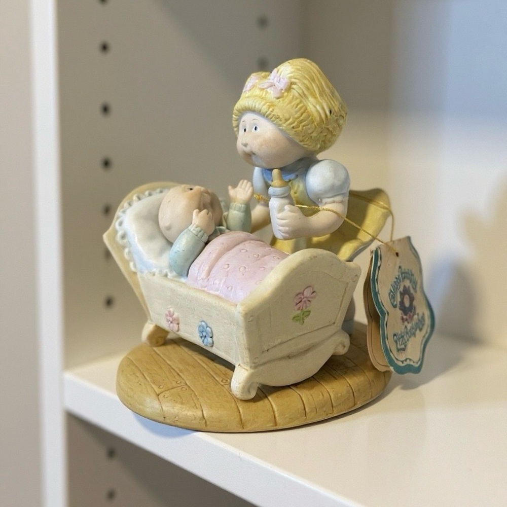 🍼 VINTAGE 1984 Cabbage Patch Kids Porcelain Figurine – "Getting Acquainted" 👧